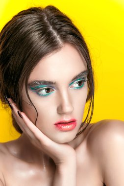 Güzellik kız portre canlı makyaj ile. Moda kadın portre Sarı zemin üzerine kapatın. Parlak renkler. Manikür makyaj. Dumanlı gözler, uzun kirpiklerini. Gökkuşağı renkleri. Düzeltisiz atış