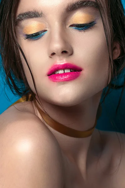 Retrato de chica de belleza con maquillaje vívido. Retrato de mujer de moda de cerca sobre fondo azul. Colores brillantes. Maquillaje de manicura. Ojos humeantes, pestañas largas. Rainbow Colors. Disparo retoque — Foto de Stock