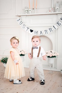 iki düğün - bebekler evlat ve kız gelin ve damat giyinmiş
