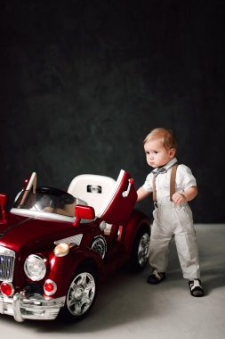 iki düğün - damat, küçük beyefendi-papyon giymiş gibi giyinmiş çocuk bebekler