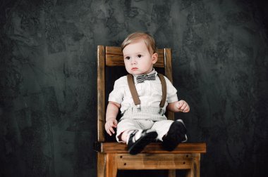 iki düğün - damat, küçük beyefendi-papyon giymiş gibi giyinmiş çocuk bebekler