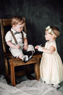 iki düğün - bebekler evlat ve kız gelin ve damat giyinmiş