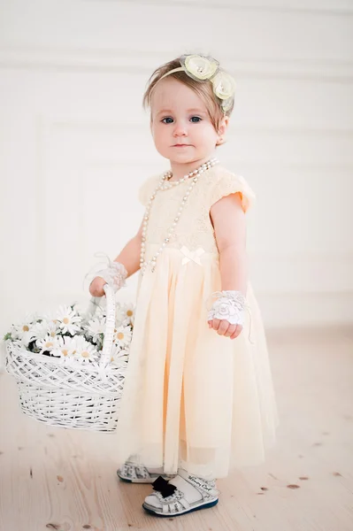 Bonito bebê menina vestida como noiva — Fotografia de Stock