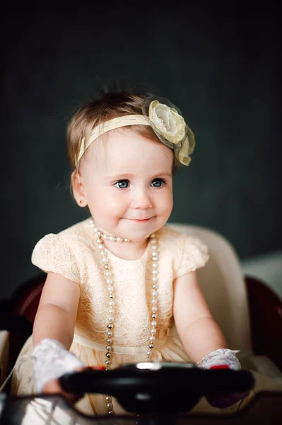 Bonito bebê menina vestida como noiva — Fotografia de Stock