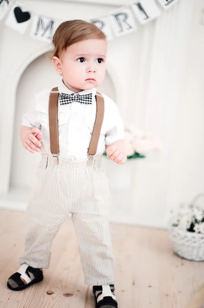 Casamento de dois bebês - menino vestido de noivo, pequeno cavalheiro vestido de gravata — Fotografia de Stock