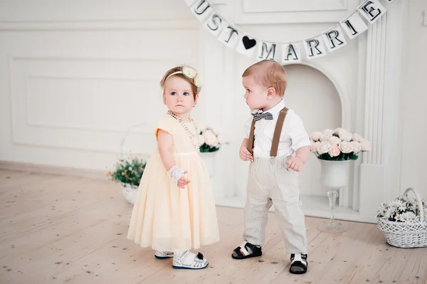 Två bebisar bröllop - pojke och flicka utklädd till bruden och brudgummen — Stockfoto