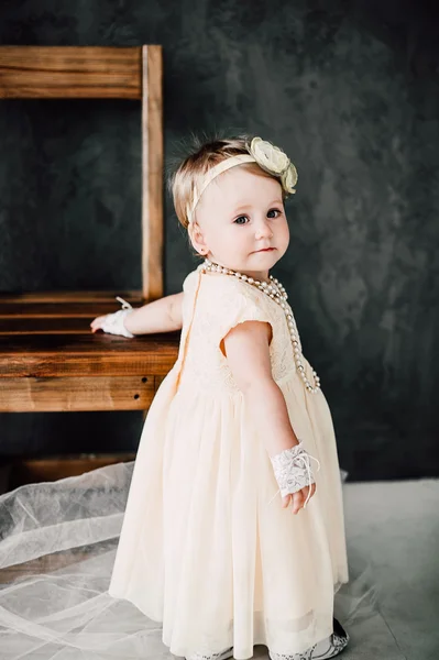 Söt baby flicka utklädd till bruden — Stockfoto