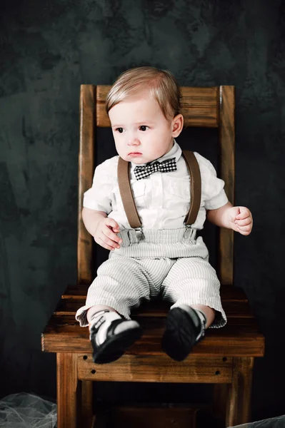 Casamento de dois bebês - menino vestido de noivo, pequeno cavalheiro vestido de gravata — Fotografia de Stock