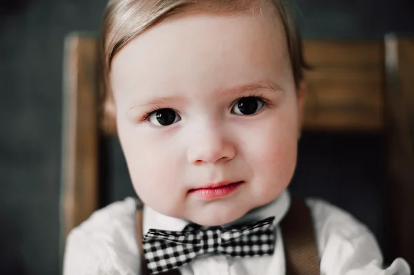 To babybryllup - gutt kledd som brudgom, liten gentleman kledd i sløyfe – stockfoto