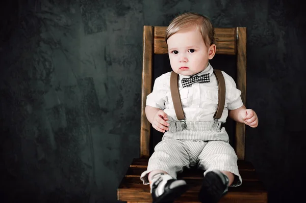 Dos bebés boda - niño vestido de novio, pequeño caballero vestido de pajarita — Foto de Stock