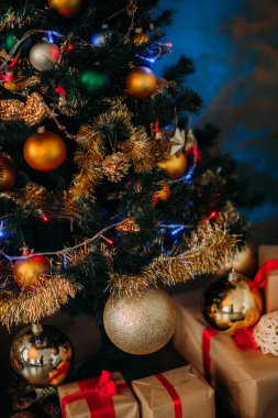 Hediyeler Noel ağacının altında. Noel arka plan