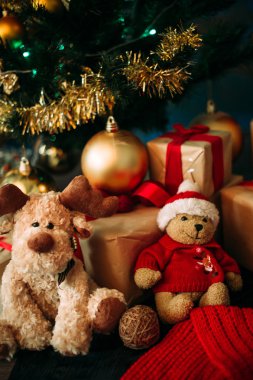 Hediyeler Noel ağacının altında. Noel arka plan