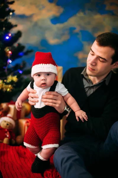 かわいい男の子とクリスマス ツリーに座って彼の父 — ストック写真