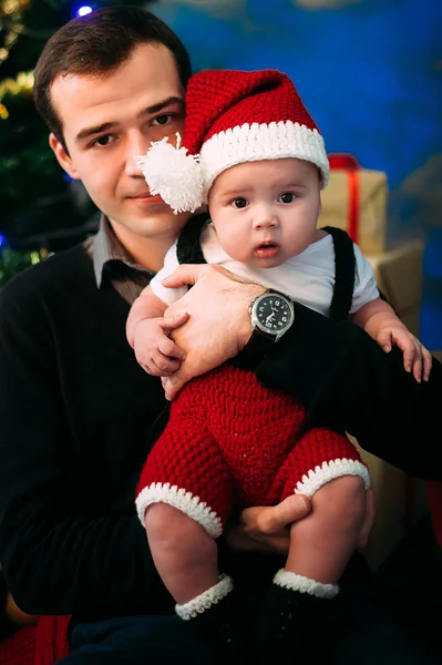 Sevimli küçük çocuk ve babası Noel ağacı oturma — Stok fotoğraf