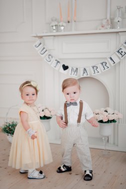 iki düğün - bebekler evlat ve kız gelin ve damat giyinmiş