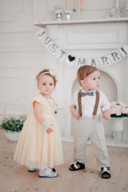 iki düğün - bebekler evlat ve kız gelin ve damat giyinmiş