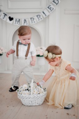 iki düğün - bebekler evlat ve kız gelin ve damat giyinmiş