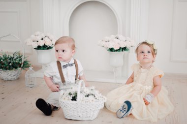 iki düğün - bebekler evlat ve kız gelin ve damat giyinmiş