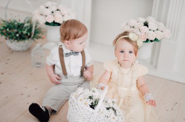 iki düğün - bebekler evlat ve kız gelin ve damat giyinmiş