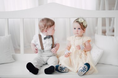 iki düğün - bebekler evlat ve kız gelin ve damat giyinmiş