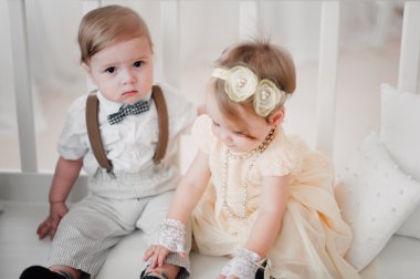iki düğün - bebekler evlat ve kız gelin ve damat giyinmiş