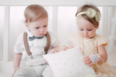 iki düğün - bebekler evlat ve kız gelin ve damat giyinmiş