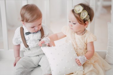 iki düğün - bebekler evlat ve kız gelin ve damat giyinmiş