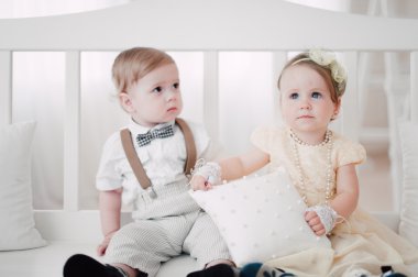 iki düğün - bebekler evlat ve kız gelin ve damat giyinmiş