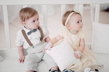 iki düğün - bebekler evlat ve kız gelin ve damat giyinmiş