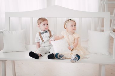 iki düğün - bebekler evlat ve kız gelin ve damat giyinmiş