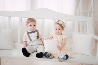 iki düğün - bebekler evlat ve kız gelin ve damat giyinmiş