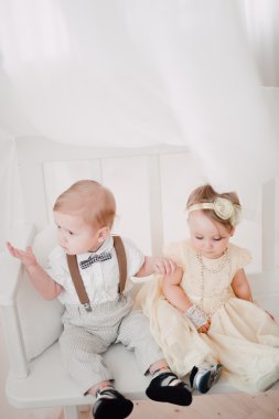 iki düğün - bebekler evlat ve kız gelin ve damat giyinmiş