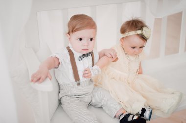 iki düğün - bebekler evlat ve kız gelin ve damat giyinmiş