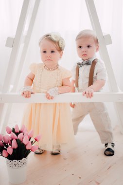 iki düğün - bebekler evlat ve kız gelin ve damat giyinmiş