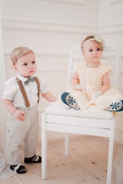 iki düğün - bebekler evlat ve kız gelin ve damat giyinmiş