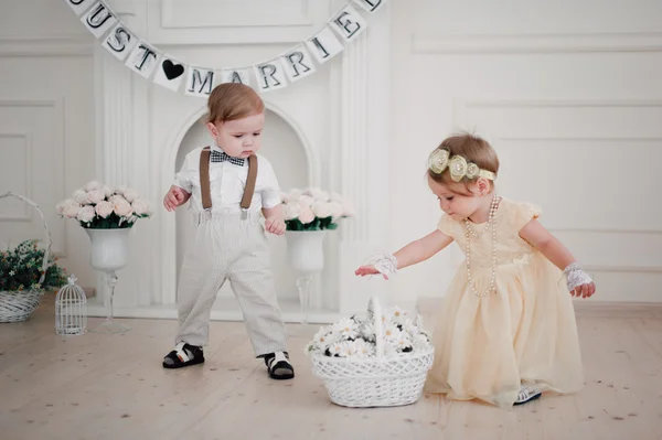 Två bebisar bröllop - pojke och flicka utklädd till bruden och brudgummen — Stockfoto