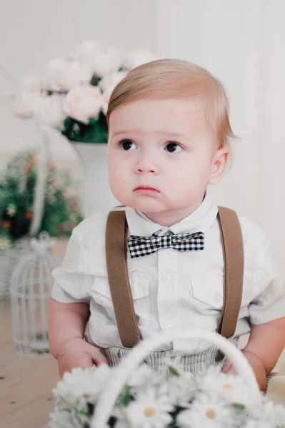 Casamento de dois bebês - menino vestido de noivo, pequeno cavalheiro vestido de gravata — Fotografia de Stock