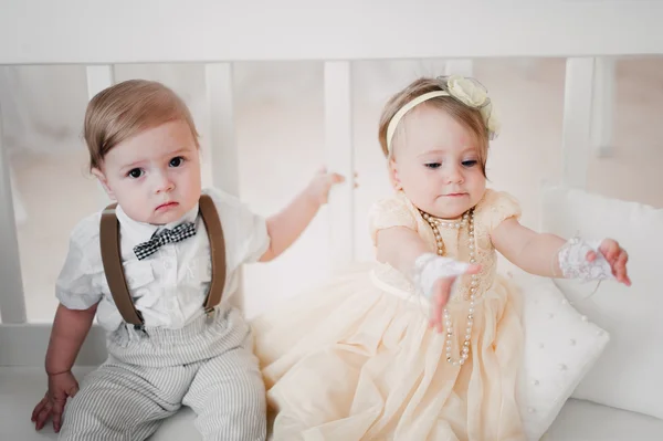 Iki düğün - bebekler evlat ve kız gelin ve damat giyinmiş — Stok fotoğraf