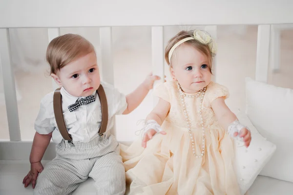 Iki düğün - bebekler evlat ve kız gelin ve damat giyinmiş — Stok fotoğraf