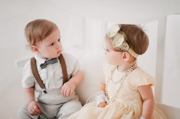 Δύο μωρά γάμου - αγόρι και κορίτσι ντυμένοι ως νύφη και γαμπρός — Φωτογραφία Αρχείου