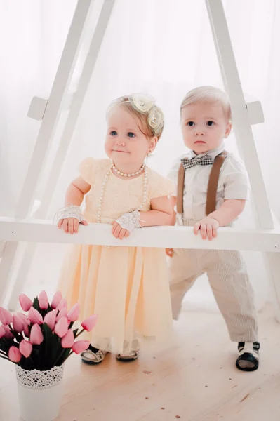 Två bebisar bröllop - pojke och flicka utklädd till bruden och brudgummen — Stockfoto