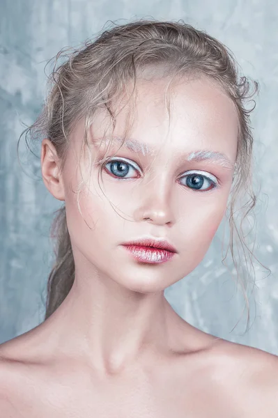 Halloween muñeca cara hermosa chica con perfecto maquillaje y cabello — Foto de Stock