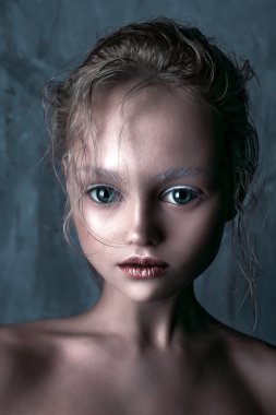 Cadılar Bayramı bebek yüz mükemmel ile güzel kız makyaj ve saç