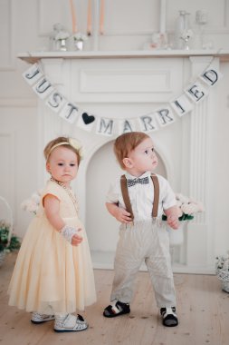 iki düğün - bebekler evlat ve kız gelin ve damat giyinmiş