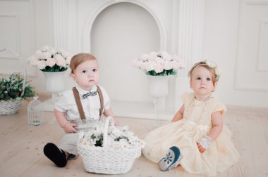 iki düğün - bebekler evlat ve kız gelin ve damat giyinmiş