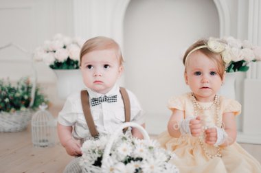 iki düğün - bebekler evlat ve kız gelin ve damat giyinmiş