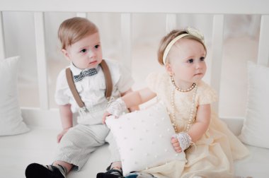iki düğün - bebekler evlat ve kız gelin ve damat giyinmiş