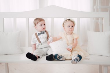 iki düğün - bebekler evlat ve kız gelin ve damat giyinmiş