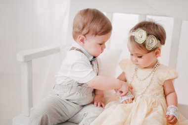 iki düğün - bebekler evlat ve kız gelin ve damat giyinmiş