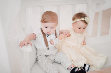 iki düğün - bebekler evlat ve kız gelin ve damat giyinmiş